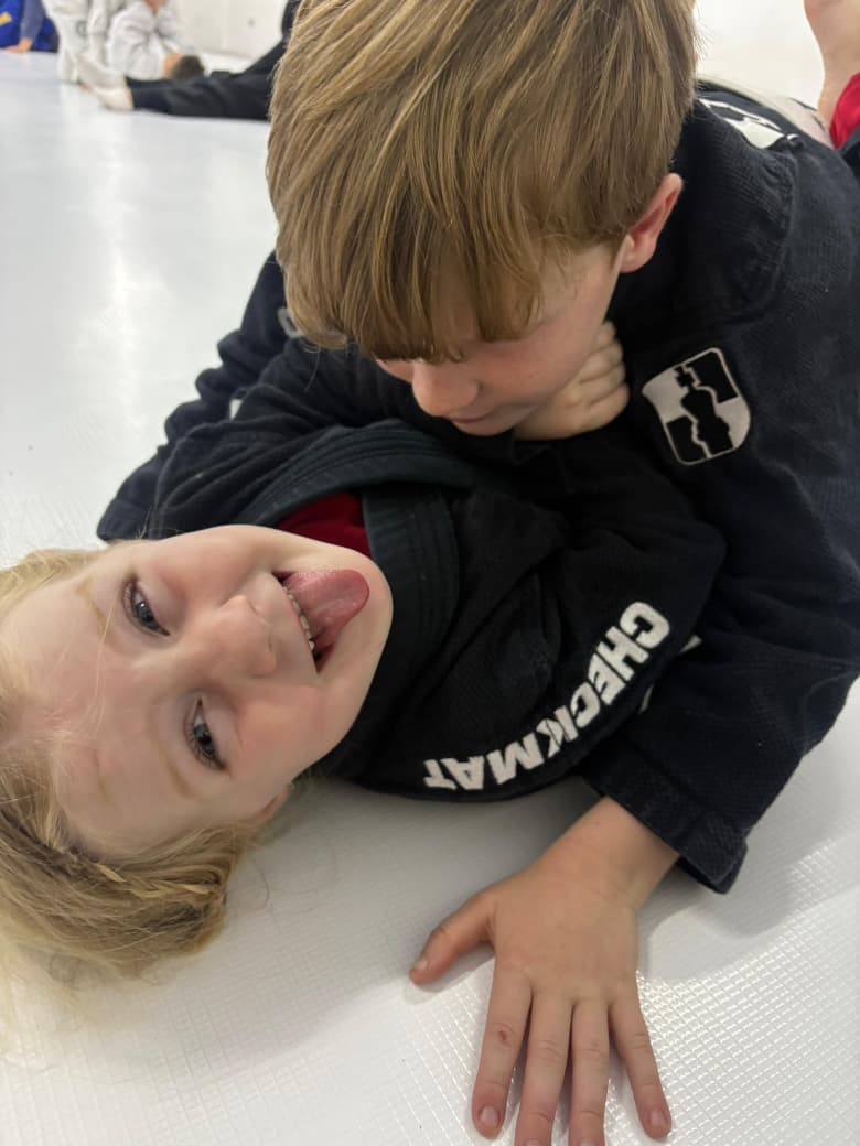 Crianças treinando Jiu-Jitsu com segurança